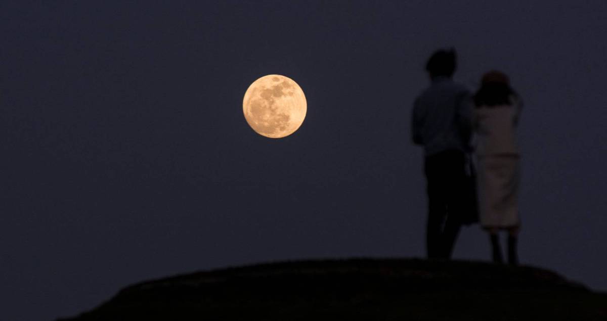 Una pareja contempla la superluna en la ciudad de Xiamen (China), el 1 de enero de 2018.