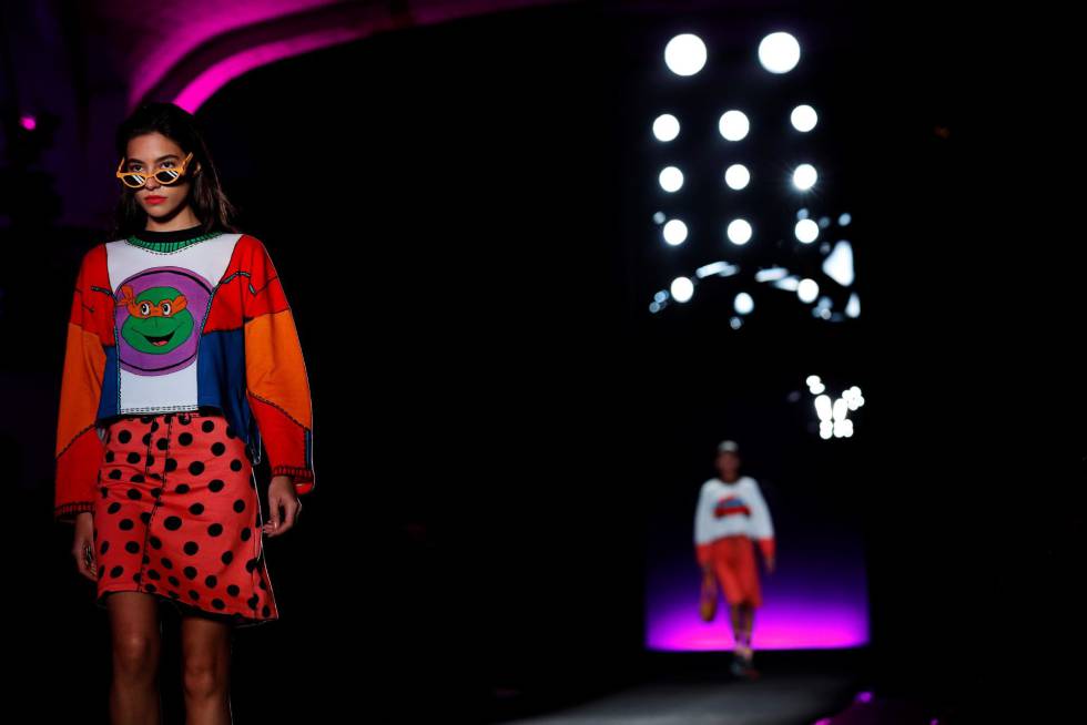 Una model llueix una de les creacions de la dissenyadora Krizia Robustella a la passarel·la 080 Barcelona Fashion.