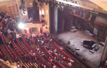 Imagen sacada clandestinamente por el autor del texto desde su localidad. No se permite hacer fotografías dentro del teatro.