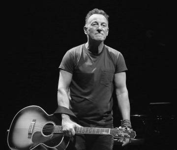 Bruce sale al escenario a las ocho en punto. La escenografía es austera, la luz tenue, y él viste vaqueros y una camiseta negra. El mensaje es: “No hay nada que esconder”.