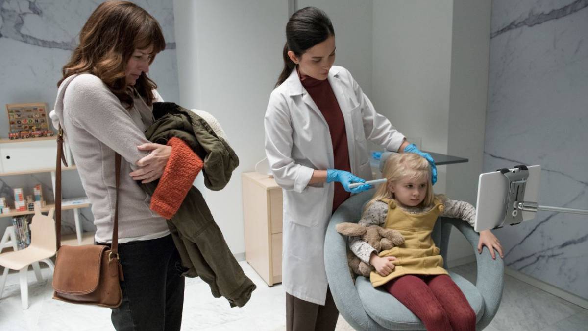 Solo es un pinchacito. Imagen del episodio 'Arkangel', de la serie 'Black Mirror'.