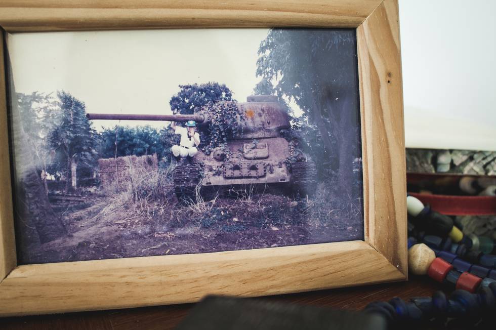 Fotografía de Alonso en un tanque a su llegada a Mozambique como oficial de paz de la ONU.