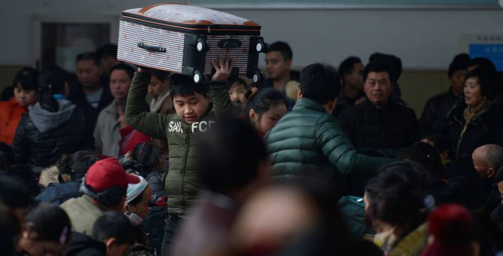Viajeros en la estación de tren de Jiaxing (China).