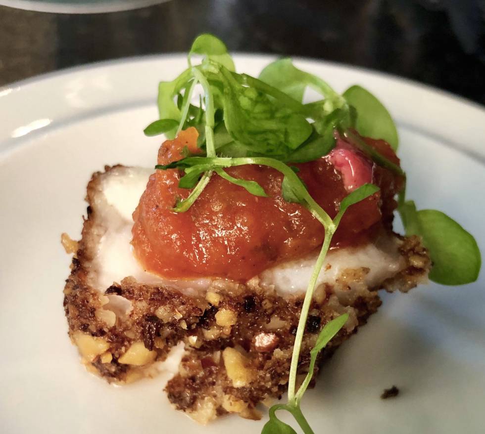MERO EN COSTRA DE SETAS Y NUECES CON TAMARILLO Y MAHONESA DE SRIRACHA DE MARIO SANDOVAL CAPEL