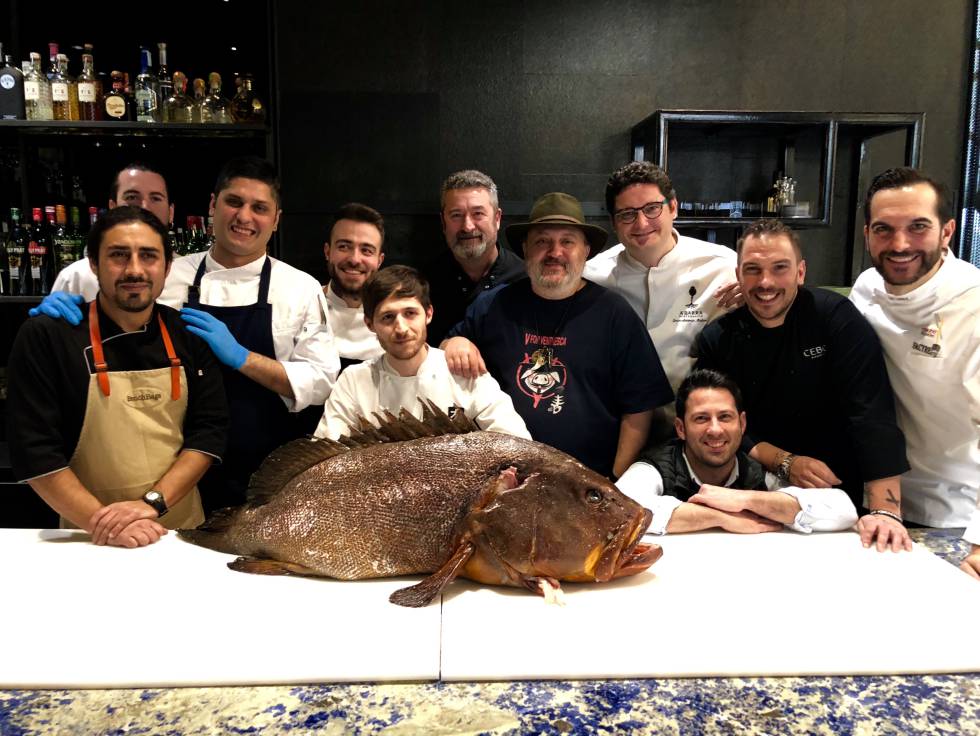 COCINEROS CON EL MERO EN EL GLASS MAR CAPEL