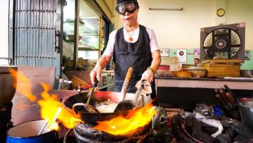 Supinya Junsuta, la reina de la street food de Bangkok con su local, Raan Jay Fai.