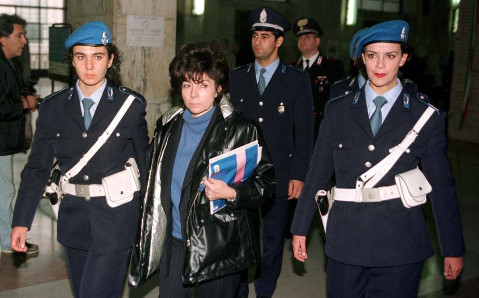 Patrizia Reggiani, en 1998, escoltada en el juzgado de Milán donde fue sentenciada por el asesinato de su exmarido, Maurizzio Gucci.