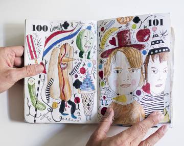 Hayon trabaja con multitud de cuadernos de dibujos.