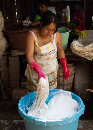 Una integrante de Vida Nueva lavando la lana que utilizan para hacer las alfombras.