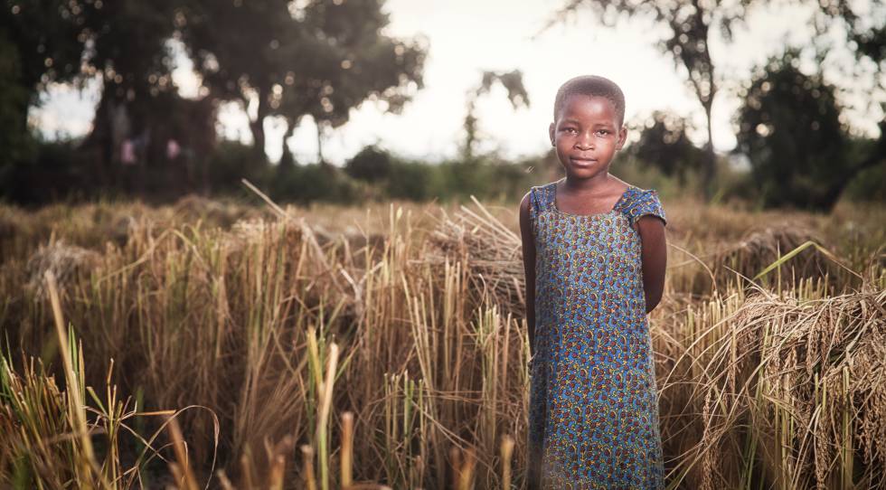 Sylvia, de ocho años, vive en una aldea rural del distrito de Namawawala, en Tanzania. Cada día tiene que andar 14 kilómetros para ir a la escuela.