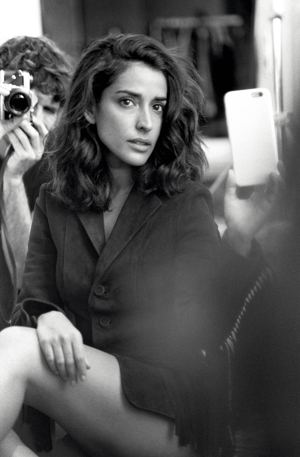 Inma Cuesta posa para la cámara de Quim Gutiérrez (al actorfotógrafo se le ve al fondo) con chaqueta de piel Christian Dior.