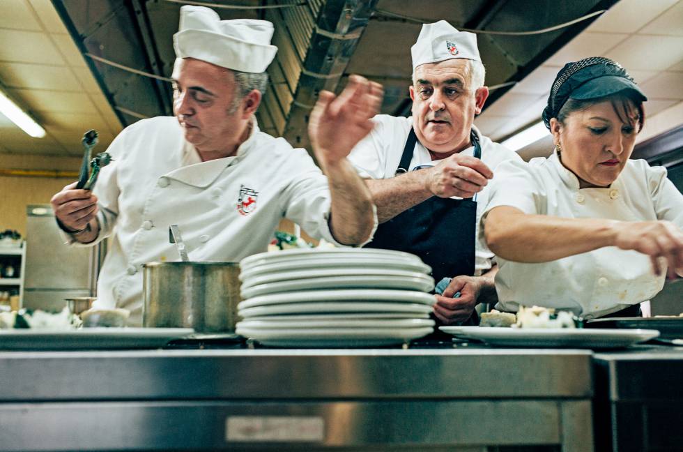Manuel Quintana (el primero a la izquierda) es uno de los cocineros del afamado restaurante cordobés El Caballo Rojo. Los cocineros sufren mucho estrés entre fogones.