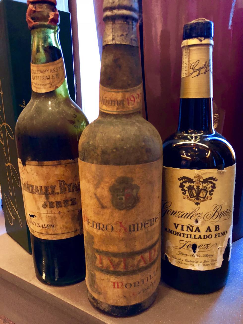 BOTELLAS MUY VIEJAS EN EL CORRAL DE LA MORERÍA. EN EL CENTRO PEDRO XIMENEZ ALVEAR AÑADA 1927. DO MONTILLA MORILES. EMBOTELLADO EN LOS AÑOS 50 CAPEL