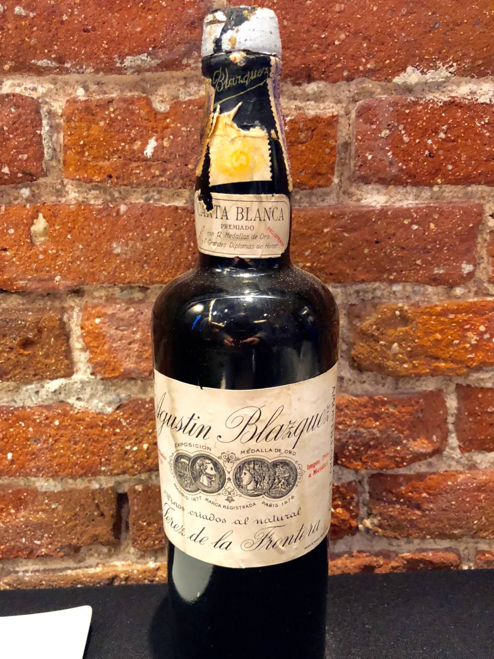 AMONTILLADO FINO CARTA BLANCA. BODEGAS AGUSTIN BLÁZQUEZ. EMBOTELLADO EN 1948 CAPEL