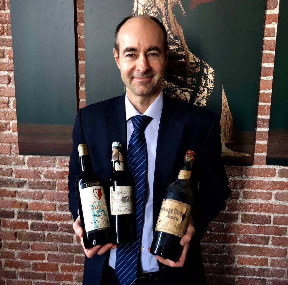 JUAN MANUEL DEL REY CON ALGUNOS DE SUS TESOROS CAPEL