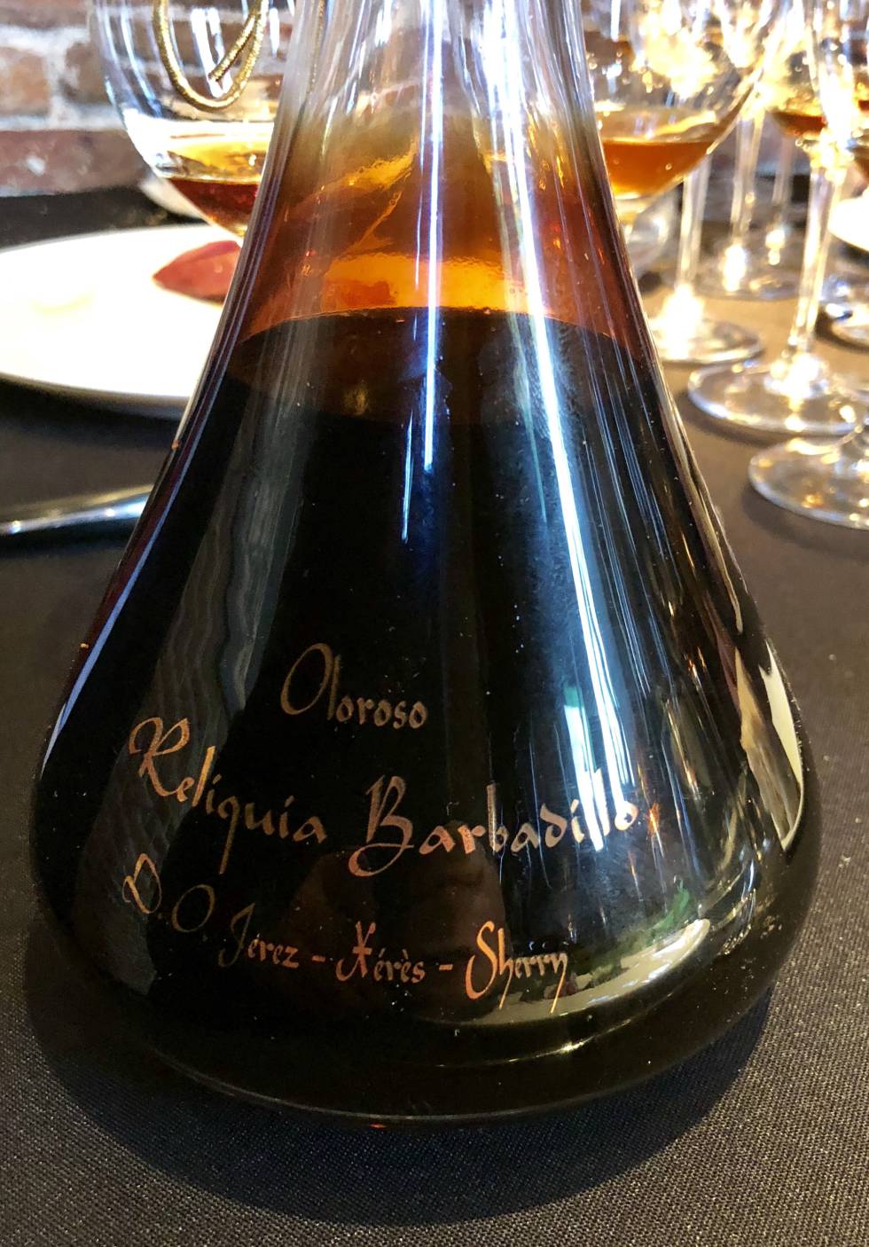 OLOROSO RELIQUIA DE BARBADILLO. 160 AÑOS EN BOTA Y 30 AÑOS EN BOTELLA. VINO SERVIDO COMO COLOFÓN DE LOS PLATOS SALADOS. CAPEL