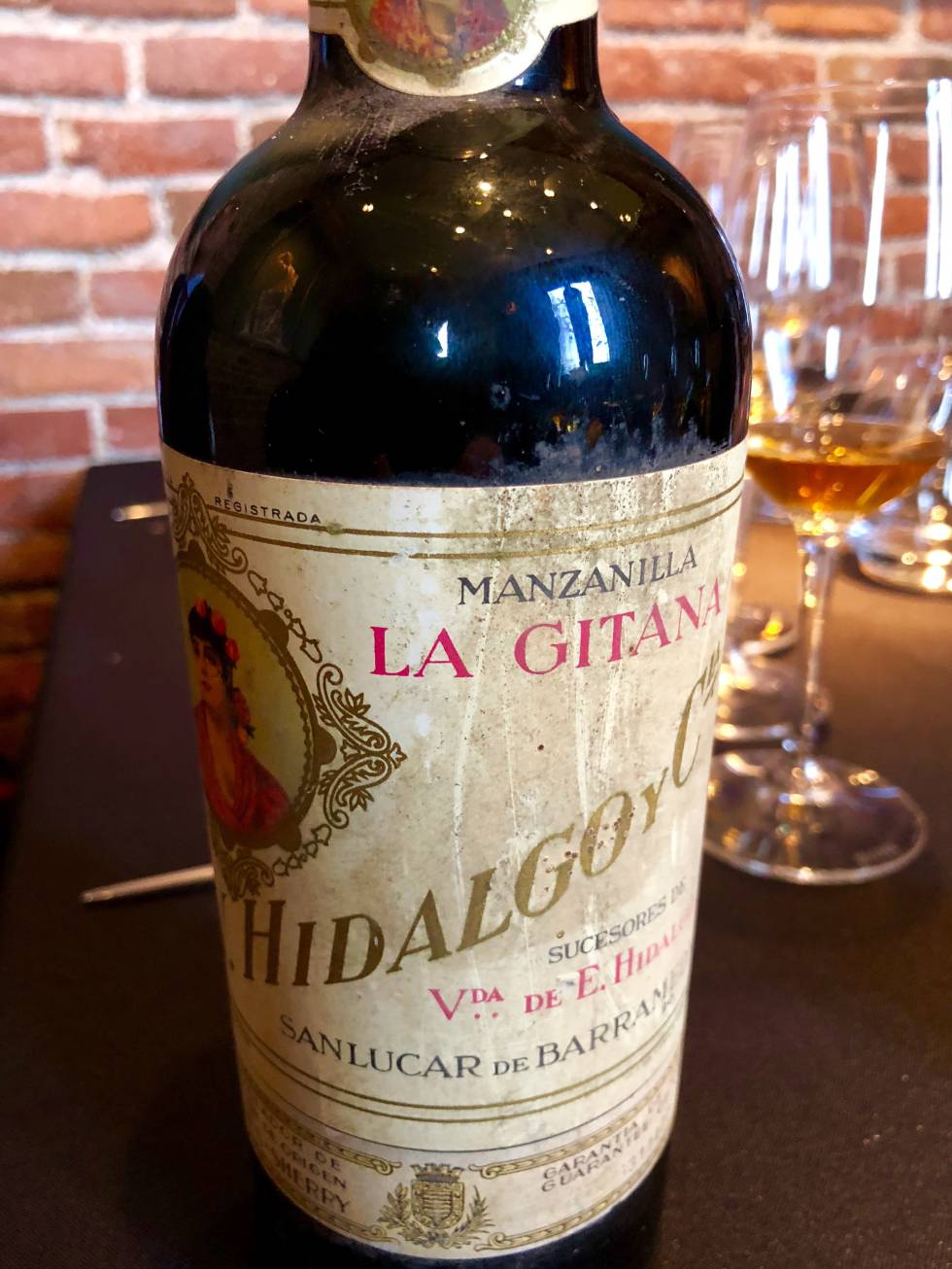 MANZANILLA LA GITANA, EMBOTELLADA A MEDIADOS DE LOS 60. EN EL CORRAL DE LA MORERÍA CAPEL