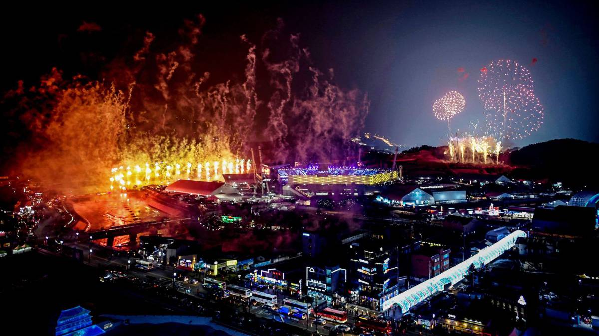 Fuegos artificiales en la ceremonia de inauguración de los Juegos Olímpicos de Invierno 2018.