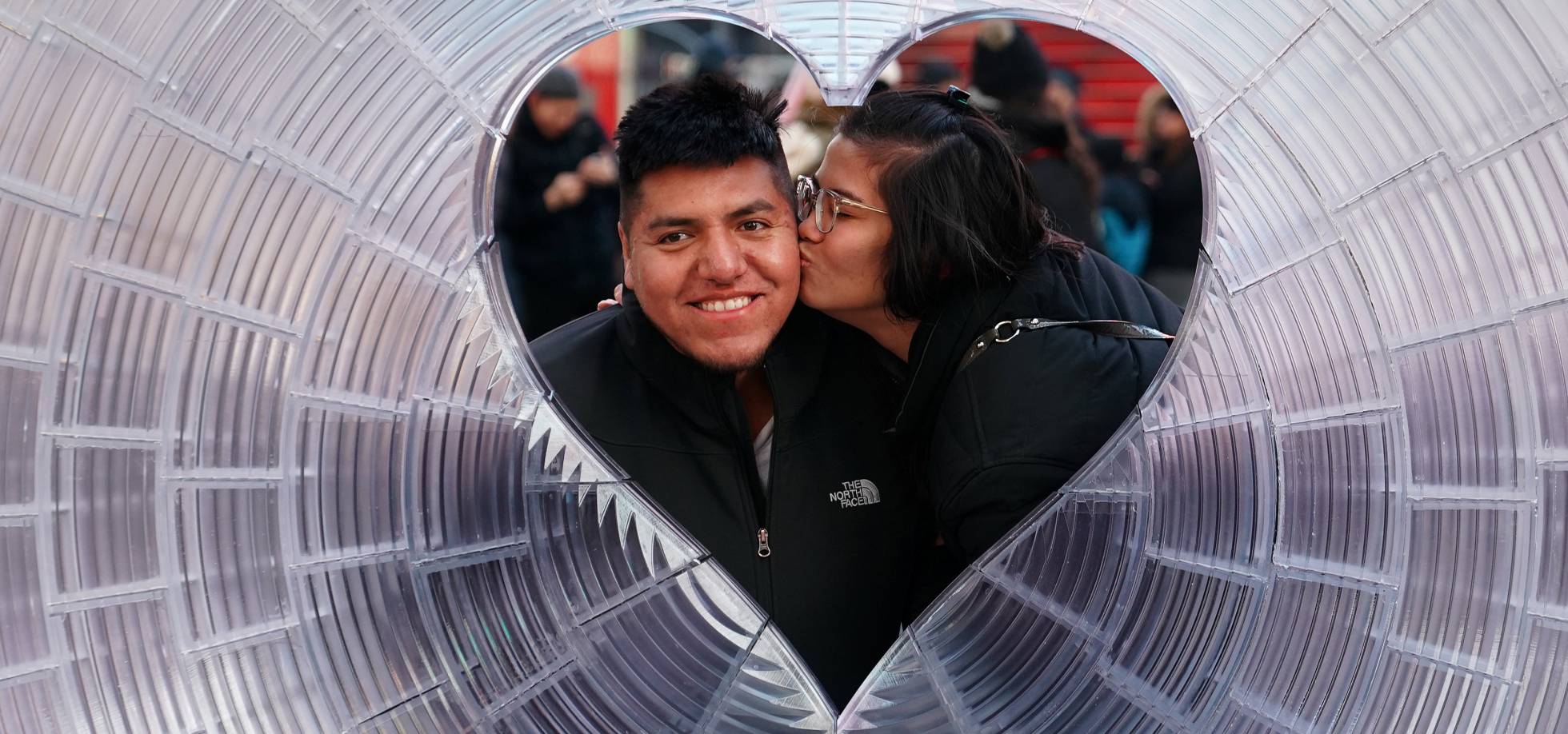Una pareja se besa en Nueva York.