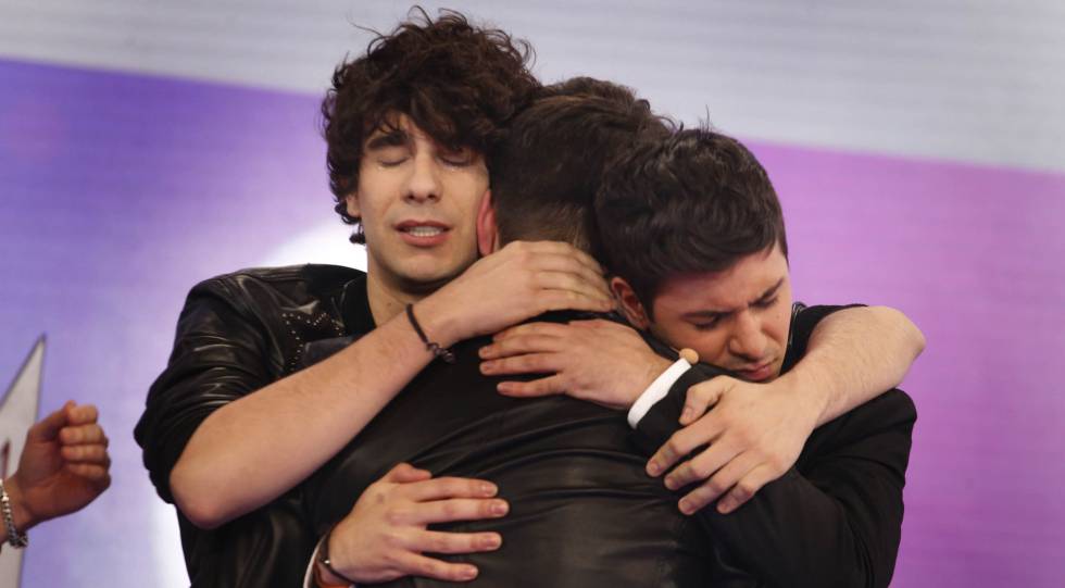Javier Calvo, uno de Los Javis, se abraza a Roi y a Alfred tras la gala.