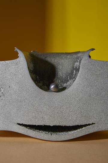 Test para demostrar que usar una pared rígida y ancha no serviría para proteger un satélite (y además supondría un incremento en su peso). Se trata de un bloque de aluminio de 8 centímetros de grosor y 15 de diámetro, impactado frontalmente con una bola de aluminio de 1,2 centímetros de diámetro a 6,8 kilómetros por segundo.