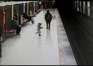 Un adolescente salva a un niño que cayó a una vía del metro de Milán