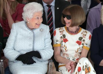 La reina Isabel II acude por primera vez a la Fashion Week de Londres