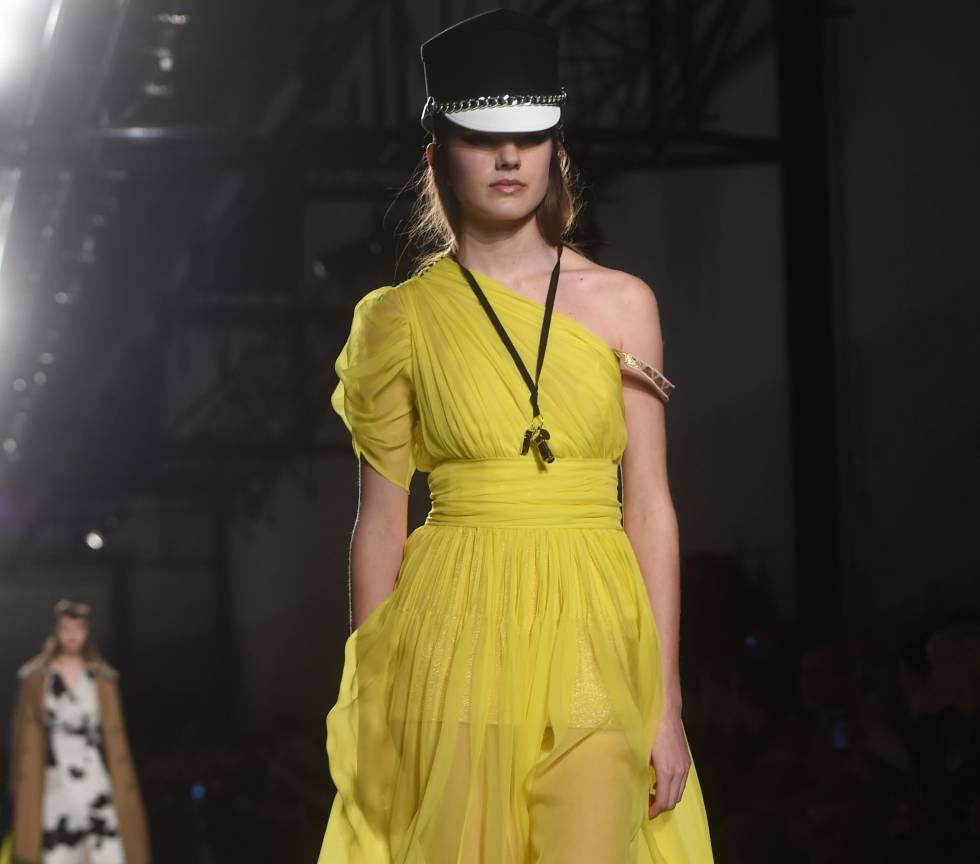 Una de los modelos durante el desfile de N 21 en Milán.
