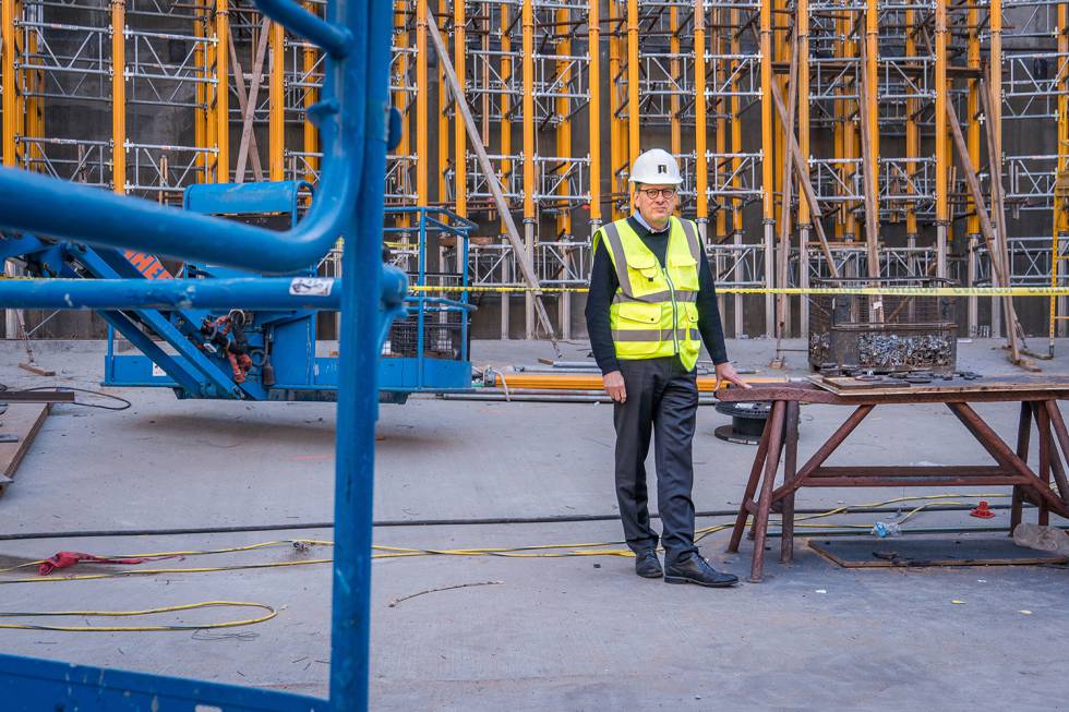 De cima para baixo, construção do edifício do museu, projetado pelo escritório de Renzo Piano; maquete do futuro Museu do Cinema; e Kerry Brougher, diretor do Museu da Academia.