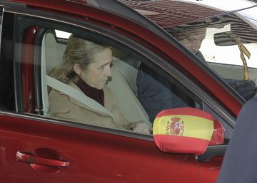 La infanta Elena lleva la bandera hasta en el retrovisor de su coche