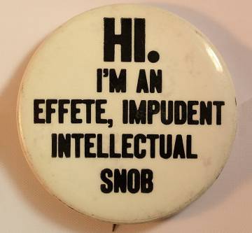 Un pin contra la guerra de Vietnam que se ríe de una acusación del vicepresidente Spiro Agnew: “Hola, soy un intelectual esnob, impúdico y decadente”.