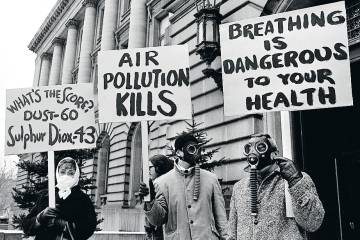 Activistas con máscaras de gas protestan contra la contaminación en Cleveland (Ohio).