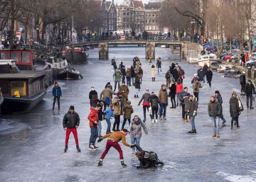 Patinaje por los famosos canales de Ámsterdam, en imágenes