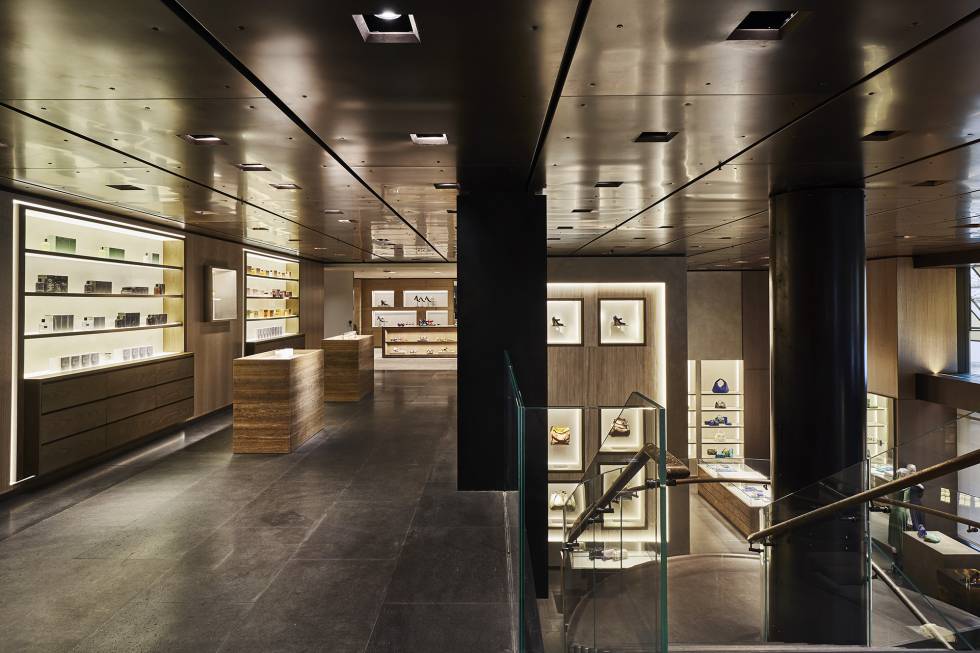 En la entreplanta de la nueva boutique de Bottega Veneta se alberga un salón que funciona como un probador de calzado, además de como espacio destinado a los perfumes de la firma.