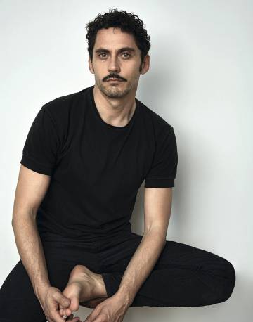 El bigote de Paco es por exigencias del guion de su serie ‘Arde Madrid’. Lo de ir descalzo ya…