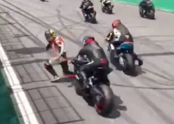 Un motorista esquiva la muerte tras caer en plena competición