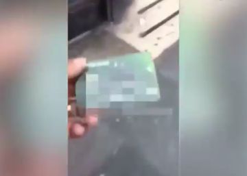 Una mujer se graba gastando el dinero de una tarjeta de crédito que encontró en la calle