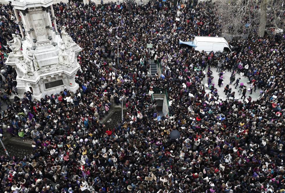 Thousands of people congregated on Pamplona's Paseo de Sarasate to support the feminist strike.
