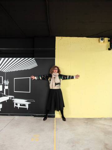 La arquitecta Teresa Sapey en el aparcamiento diseñado por ella.
