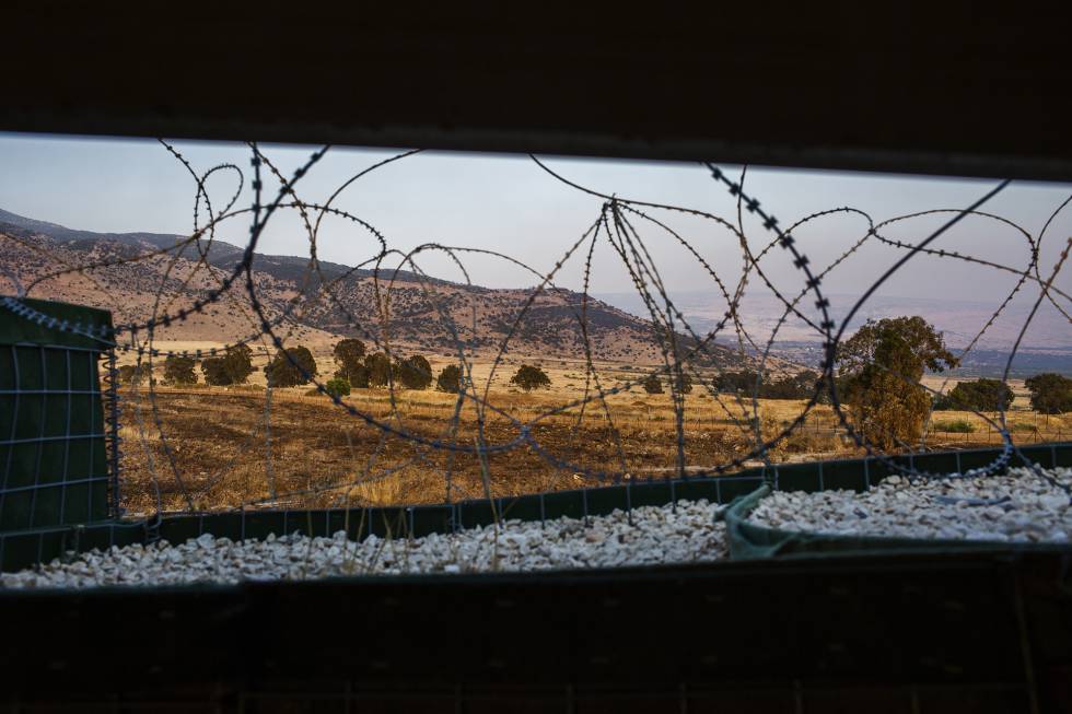La zona azul que marca la frontera entre Líbano e Israel, establecida por la ONU en 2000. Israel ha sembrado de bombas el territorio libanés.