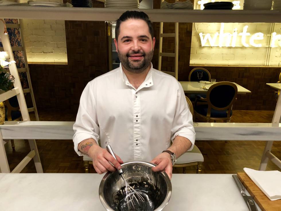 JUANLU FERNANDEZ EN LA COCINA DE SU RESTAURANTE, DENTRO DEL PROPIO COMEDOR CAPEL