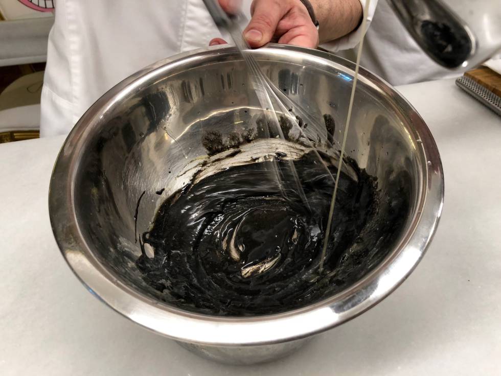 PREPARANDO LA HOLANDESA DE TIINTA DE CALAMAR CAPEL