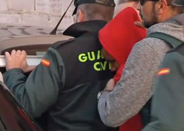 Los vecinos intentan agredir a Ana Julia Quezada a la salida de su casa en Vícar