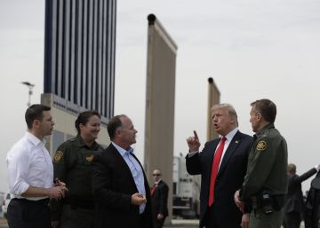 La visita de Trump al muro, en imágenes