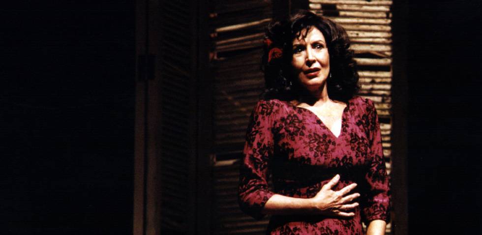 Concha Velasco en 'La rosa tatuada', en 1998.