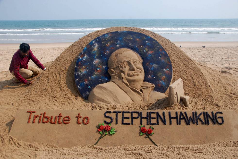 Sudarsan Patnaik da los toques finales a una escultura en honor a Stephen Hawking en la playa de Puri (India).