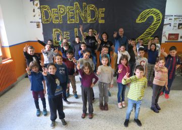 Él quiere ponerse mallas, ella ser fontanera