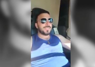 La conducta temeraria de un camionero que se graba conduciendo con las piernas sobre el salpicadero