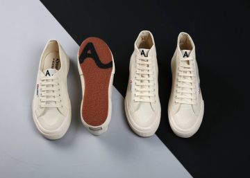 Alexa Chung reinterpreta las clásicas Superga 2750