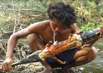 El “superviviente primitivo” que se alimenta de animales en la jungla y lo cuelga en Youtube